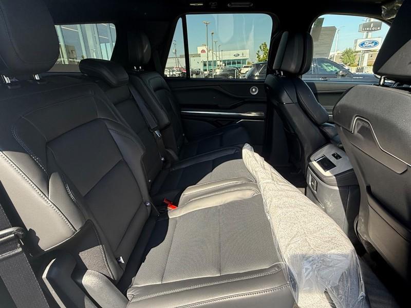 new 2025 Lincoln Navigator car, priced at $106,025