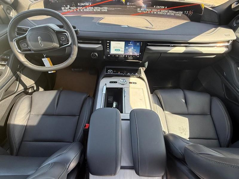 new 2025 Lincoln Navigator car, priced at $106,025