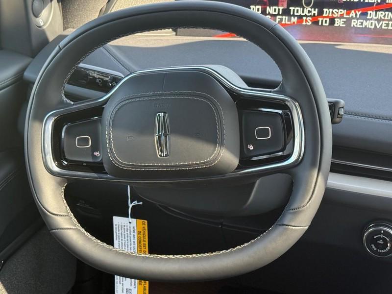 new 2025 Lincoln Navigator car, priced at $106,025