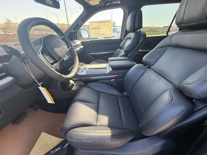 new 2025 Lincoln Navigator car, priced at $106,025