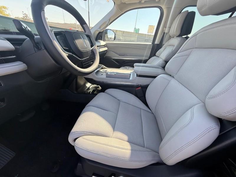new 2025 Lincoln Navigator car, priced at $101,940