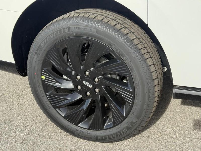 new 2025 Lincoln Navigator car, priced at $110,185