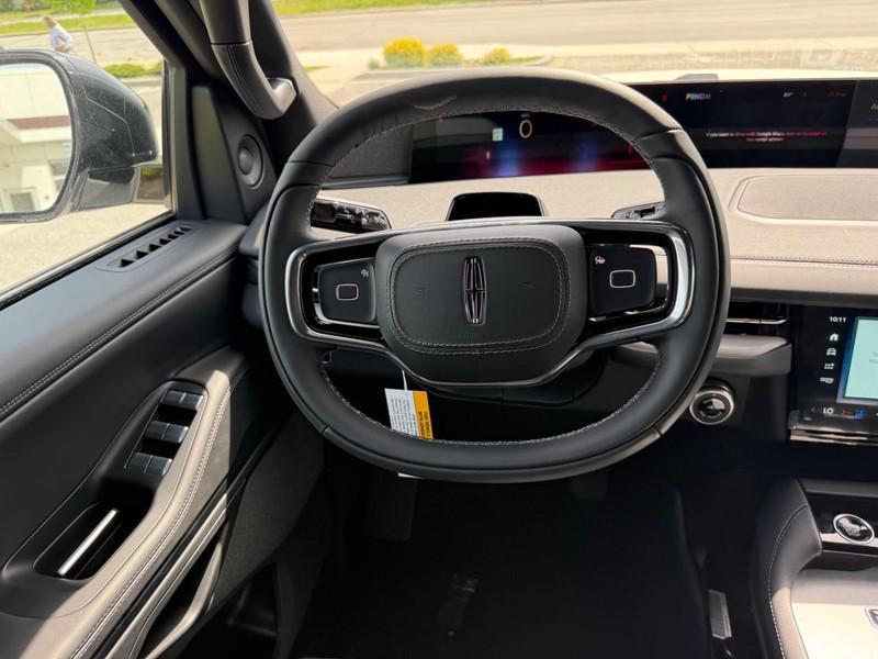 new 2025 Lincoln Navigator car, priced at $107,730