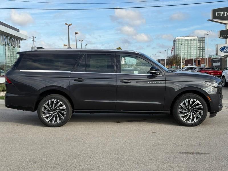 new 2025 Lincoln Navigator car, priced at $123,340