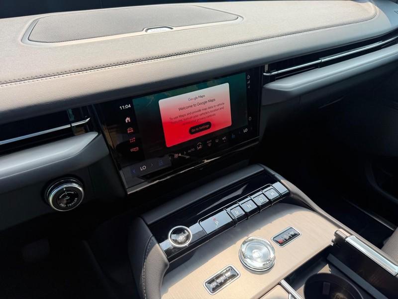 new 2025 Lincoln Navigator car, priced at $104,690