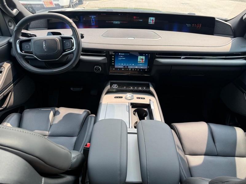 new 2025 Lincoln Navigator car, priced at $104,690