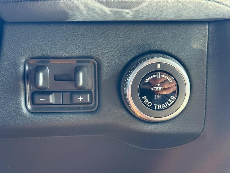 new 2025 Lincoln Navigator car, priced at $109,935