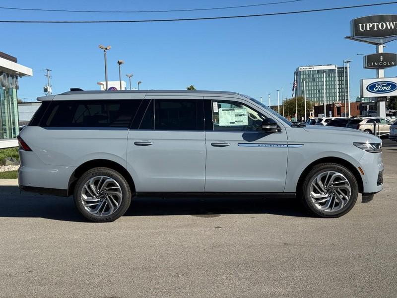new 2025 Lincoln Navigator car, priced at $106,695