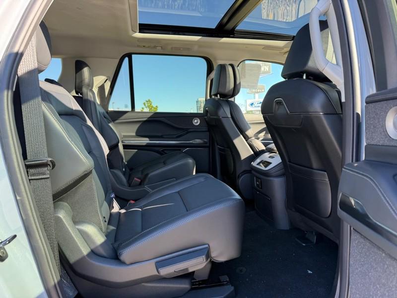 new 2025 Lincoln Navigator car, priced at $106,695