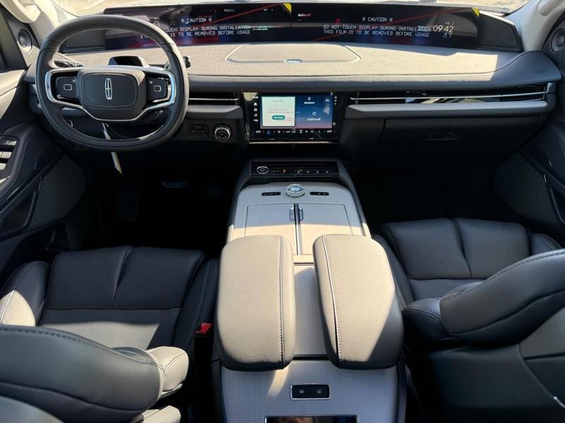new 2025 Lincoln Navigator car, priced at $106,695