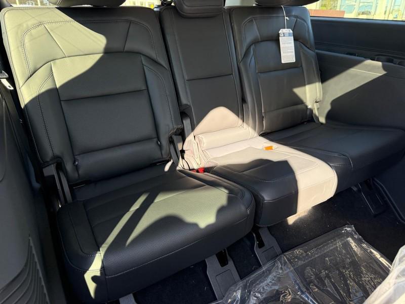 new 2025 Lincoln Navigator car, priced at $106,695