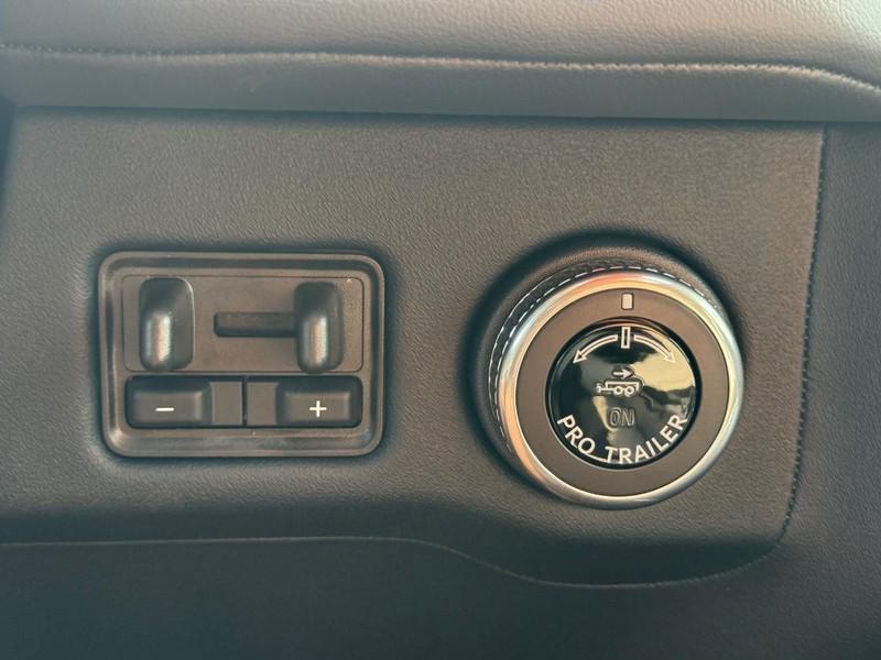 new 2025 Lincoln Navigator car, priced at $105,930