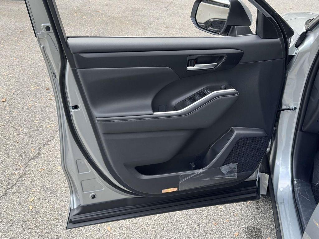 new 2025 Toyota Highlander car, priced at $48,877