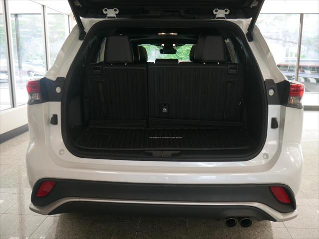used 2022 Toyota Highlander car, priced at $37,888