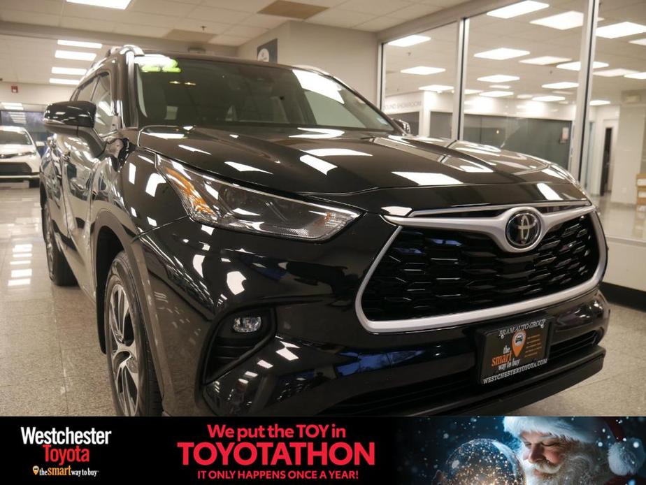 used 2022 Toyota Highlander car, priced at $33,288