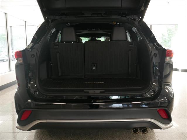 used 2022 Toyota Highlander car, priced at $39,988
