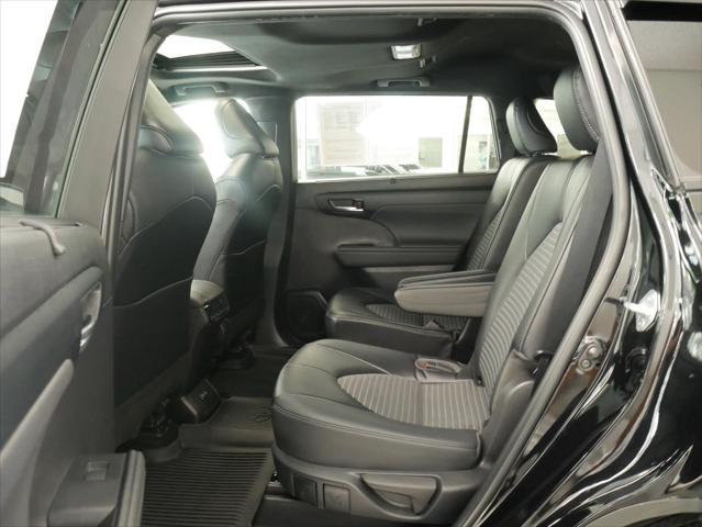 used 2022 Toyota Highlander car, priced at $39,988