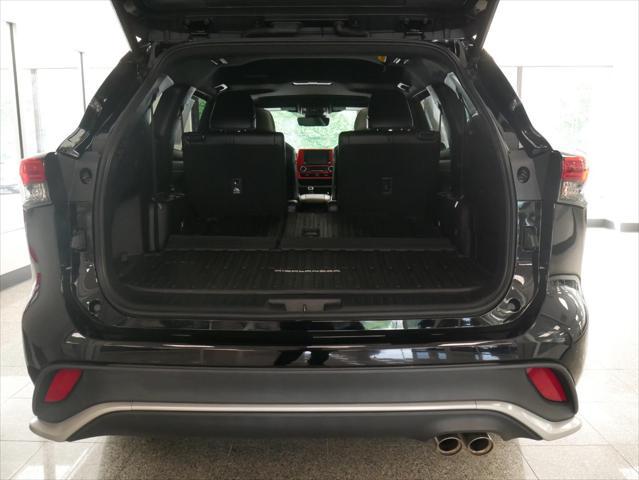 used 2022 Toyota Highlander car, priced at $39,988