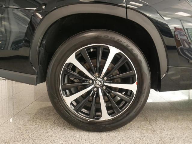 used 2022 Toyota Highlander car, priced at $39,988