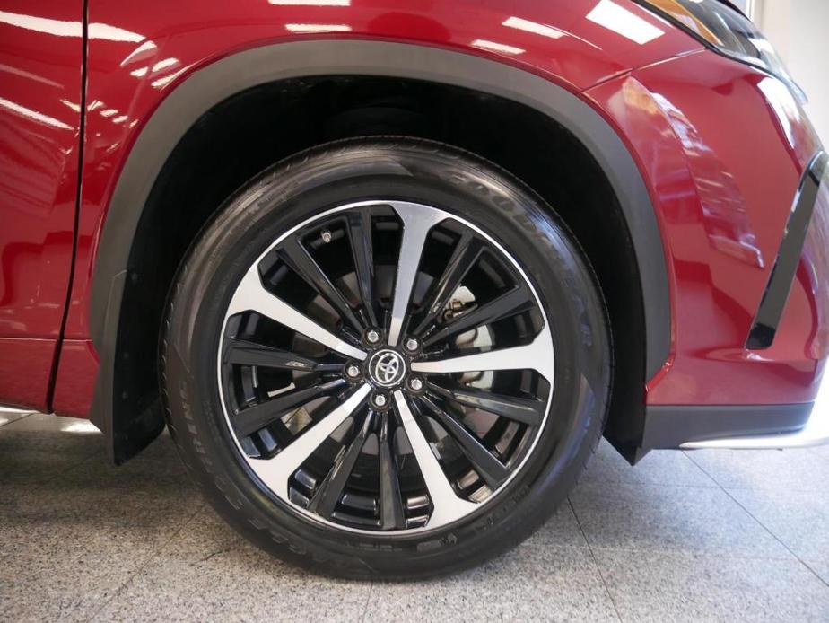 used 2022 Toyota Highlander car, priced at $41,488