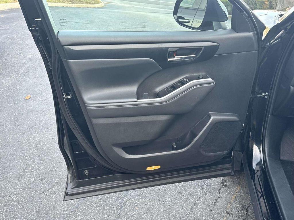 used 2025 Toyota Highlander car, priced at $39,988