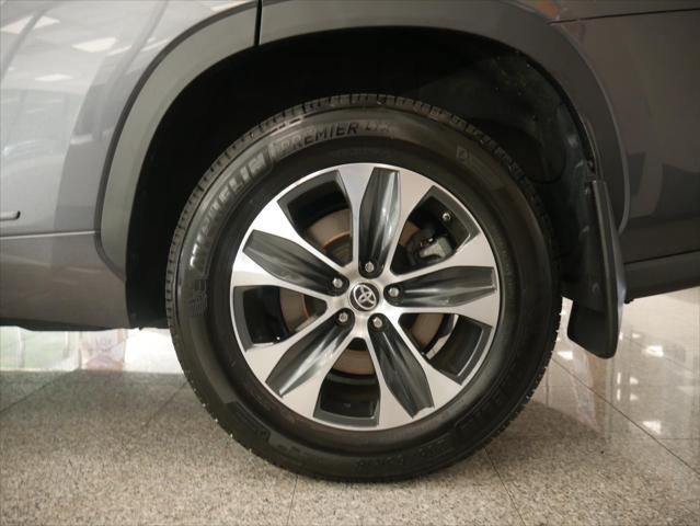 used 2021 Toyota Highlander car, priced at $32,888