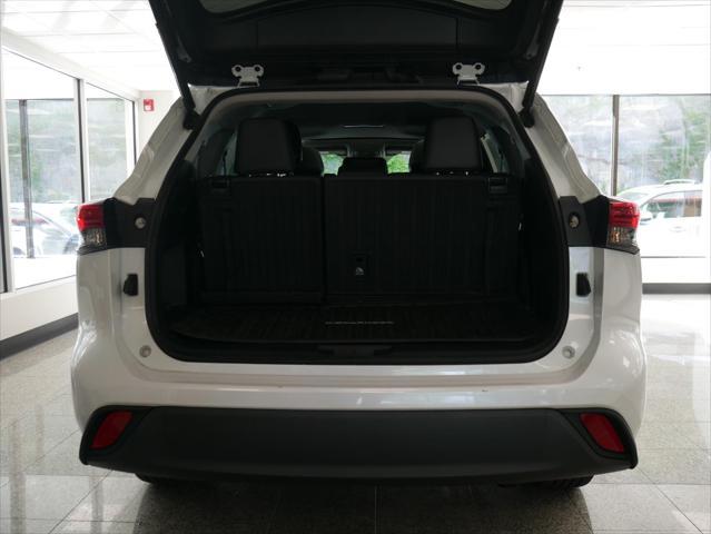 used 2022 Toyota Highlander car, priced at $34,988