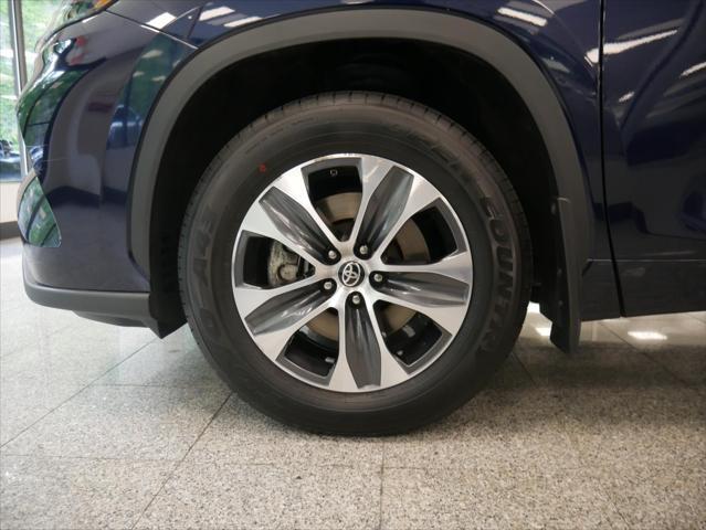 used 2023 Toyota Highlander car, priced at $37,888