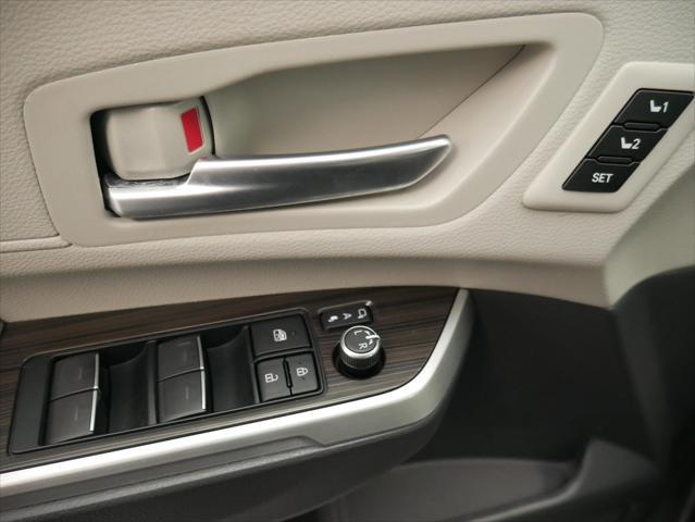 used 2023 Toyota Sienna car, priced at $49,988