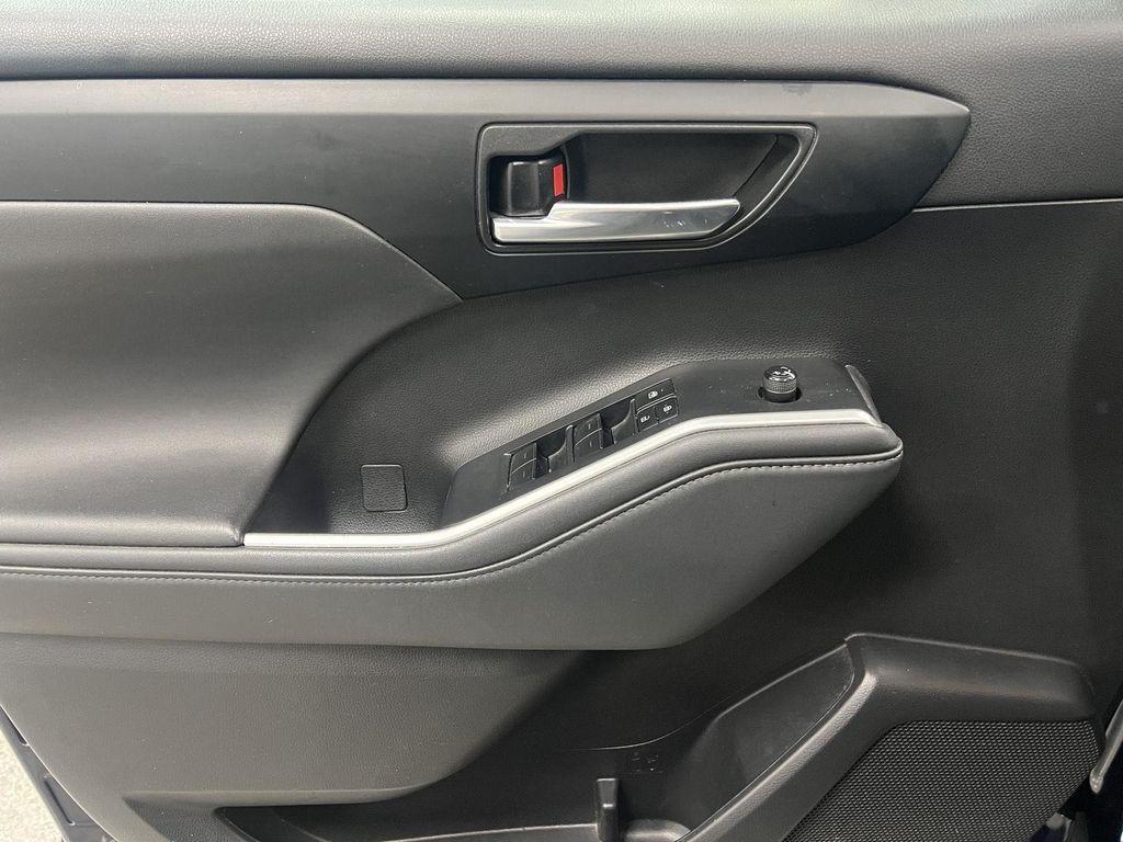 used 2022 Toyota Highlander car, priced at $34,888
