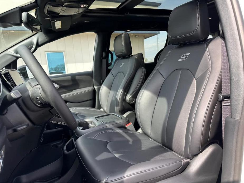 new 2024 Chrysler Pacifica car, priced at $48,273