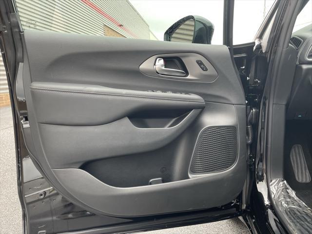 new 2025 Chrysler Pacifica car, priced at $40,031