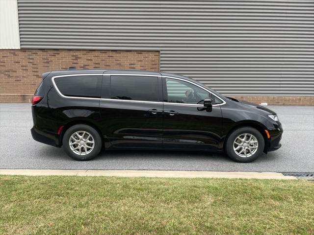 new 2025 Chrysler Pacifica car, priced at $40,031