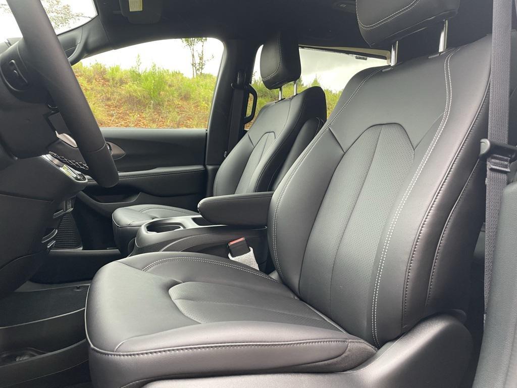 new 2025 Chrysler Pacifica car, priced at $39,512