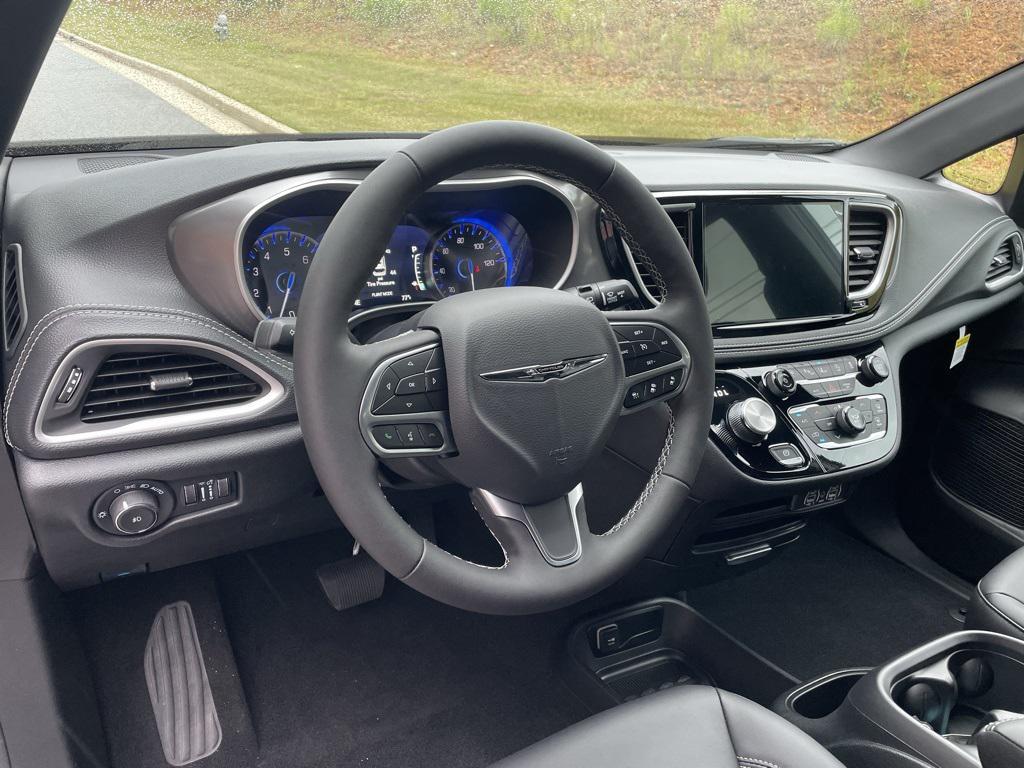 new 2025 Chrysler Pacifica car, priced at $39,512