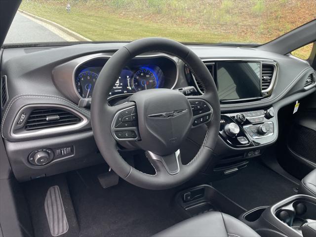 new 2025 Chrysler Pacifica car, priced at $40,031
