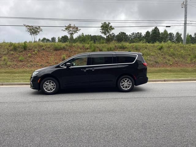 new 2025 Chrysler Pacifica car, priced at $40,031