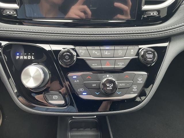 new 2025 Chrysler Pacifica car, priced at $40,031