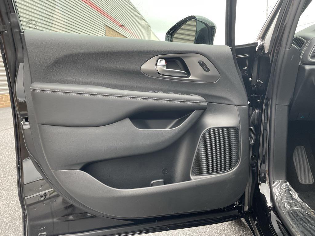 new 2025 Chrysler Pacifica car, priced at $39,512