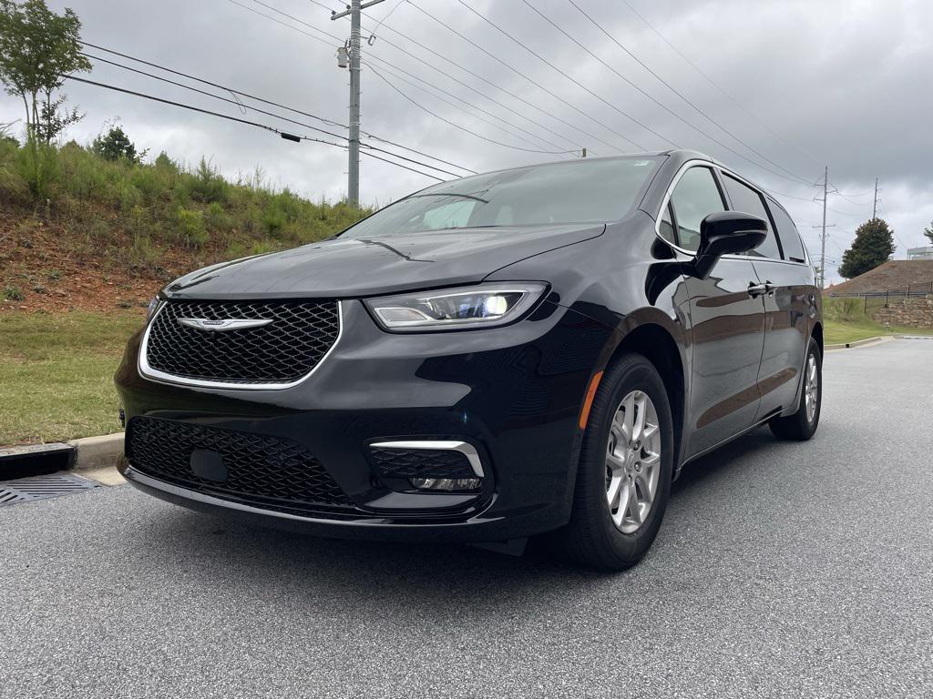 new 2025 Chrysler Pacifica car, priced at $39,512