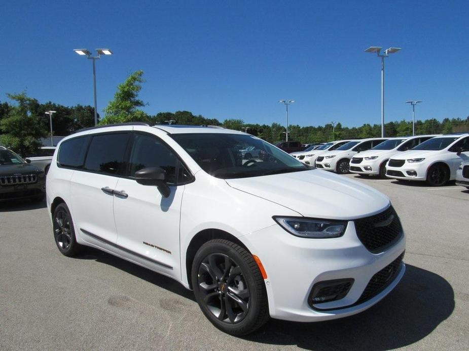 new 2024 Chrysler Pacifica car, priced at $46,243