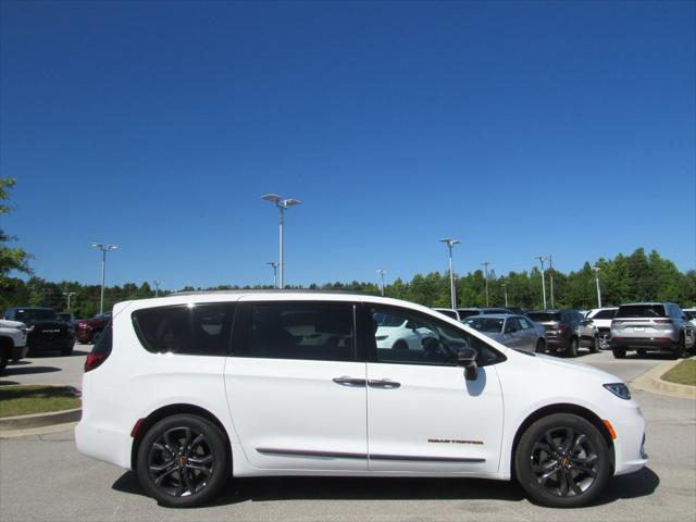 new 2024 Chrysler Pacifica car, priced at $46,243