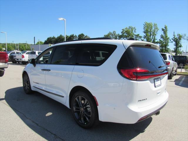 new 2024 Chrysler Pacifica car, priced at $46,243