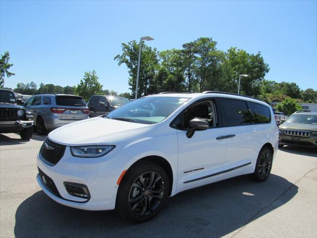 new 2024 Chrysler Pacifica car, priced at $46,243