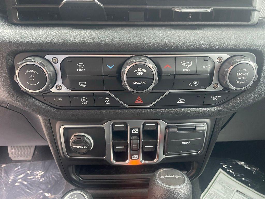 new 2025 Jeep Gladiator car, priced at $38,427