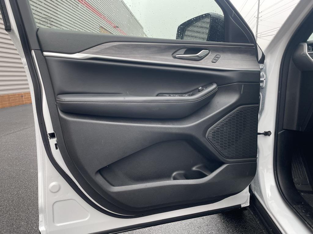 new 2025 Jeep Grand Cherokee car, priced at $42,014