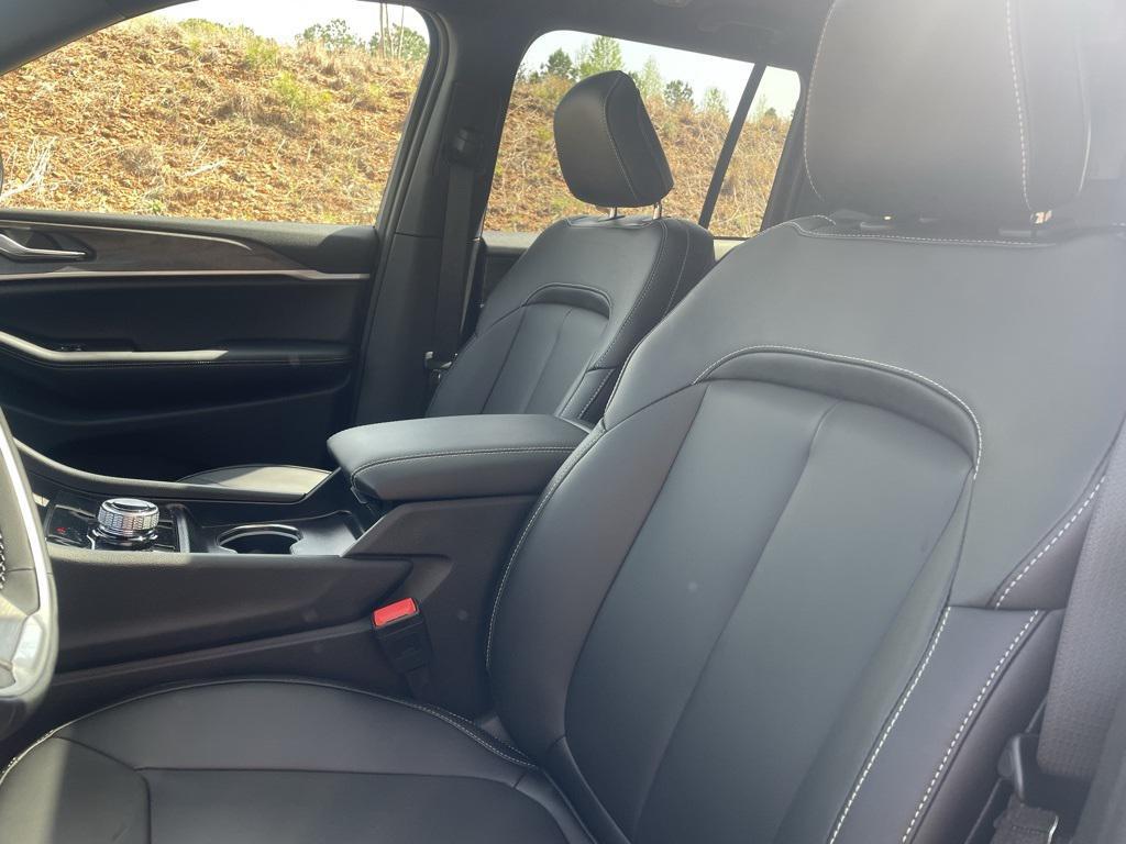 new 2025 Jeep Grand Cherokee car, priced at $40,632