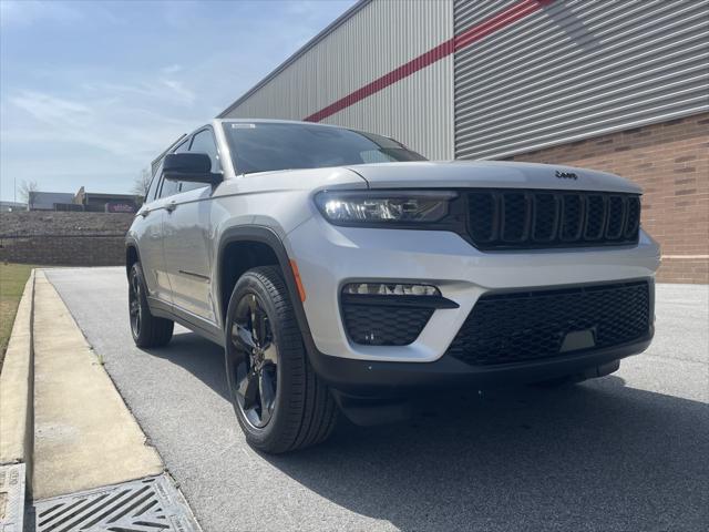 new 2025 Jeep Grand Cherokee car, priced at $42,494