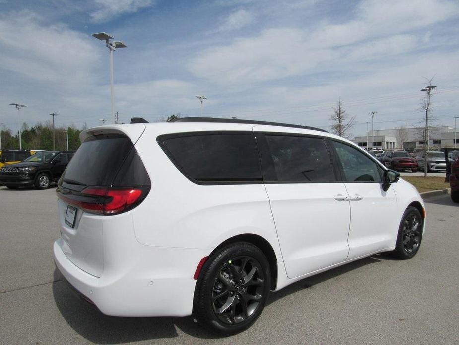 new 2024 Chrysler Pacifica car, priced at $43,357