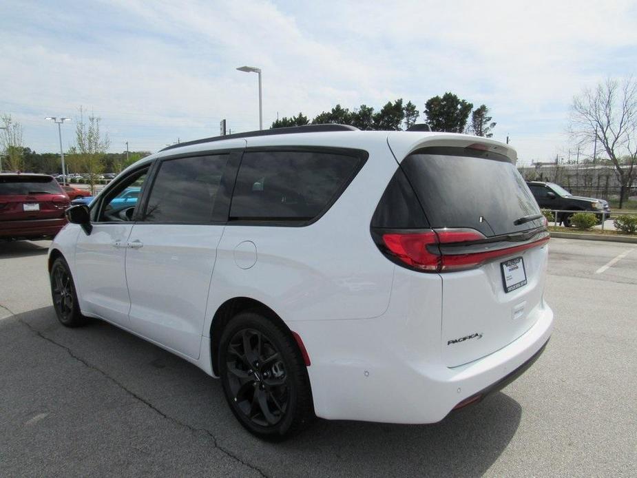 new 2024 Chrysler Pacifica car, priced at $47,035